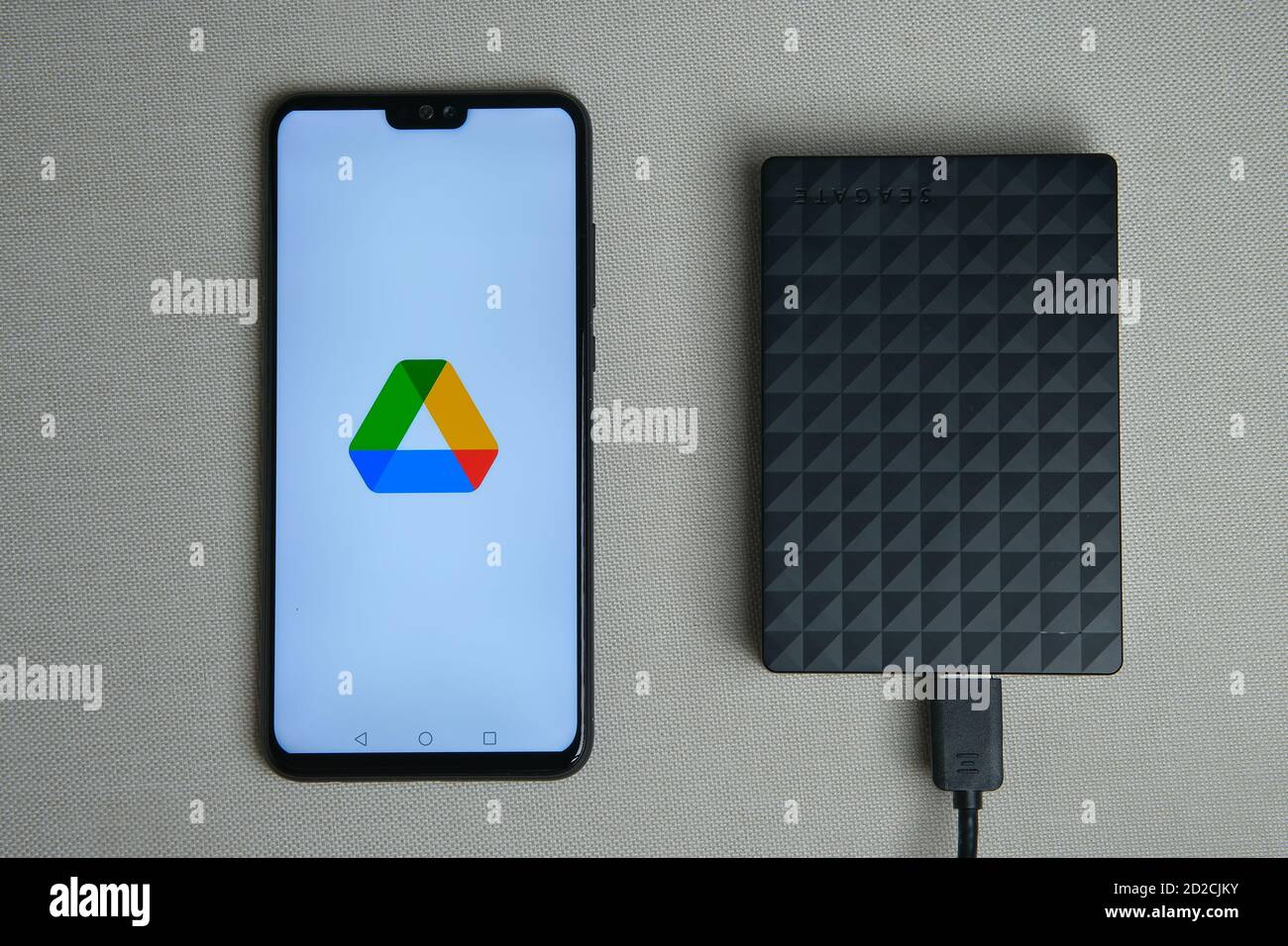 Stafford / Royaume-Uni - octobre 6 2020: Nouveau logo rebaptisé Google Drive vu sur l'écran de la smartphonequi est placé à côté de portable dur Banque D'Images