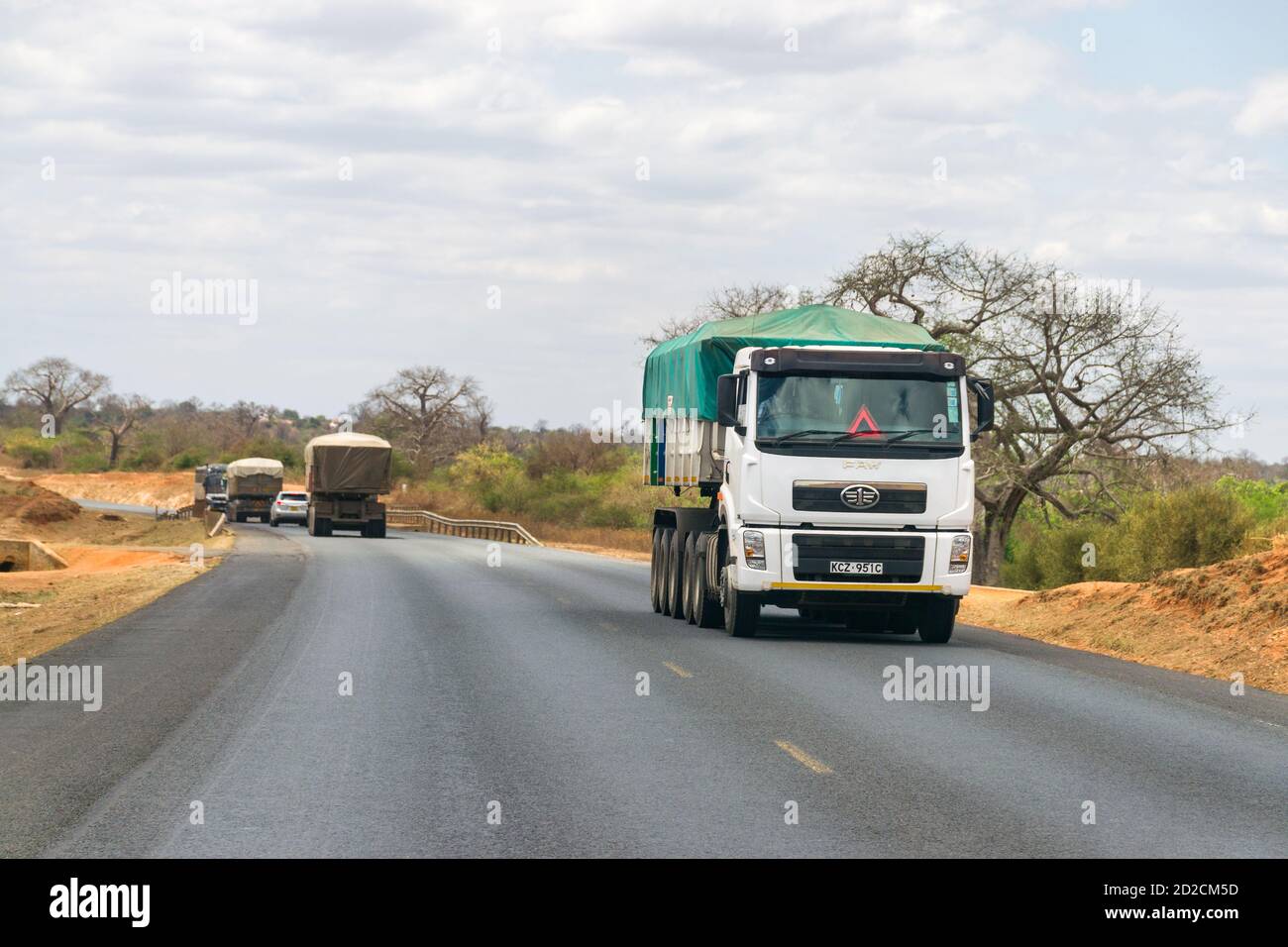 Un camion de transport ou un camion transportant des marchandises roule le long de l'autoroute de Mombasa, au Kenya, en Afrique de l'est Banque D'Images