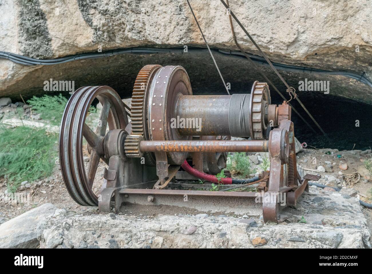 Élingue de corde ou élingue de corde sur un tambour de grue ou un treuil de levage Banque D'Images