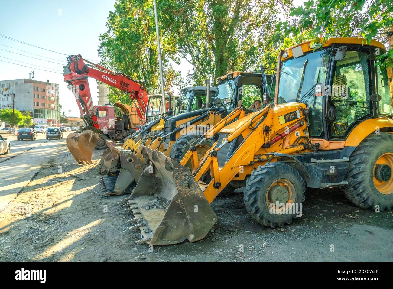 Tbilissi, Géorgie - 1er juillet 2019 : plusieurs tracteurs jaunes avec godets sont dans une rangée à Batumi Banque D'Images