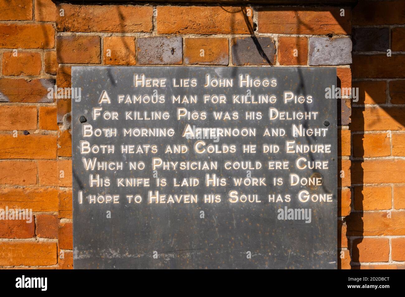 Une inscription inhabituelle en tablette d'ardoise épitaphe vintage est affichée sur le mur du bureau de poste de Great Bedwyn, un village de Wiltshire, dans le sud de l'Angleterre Banque D'Images