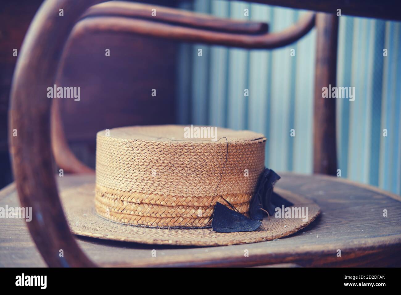 Vieux chapeau de paille sur chaise de sorbette vintage, gros plan Banque D'Images