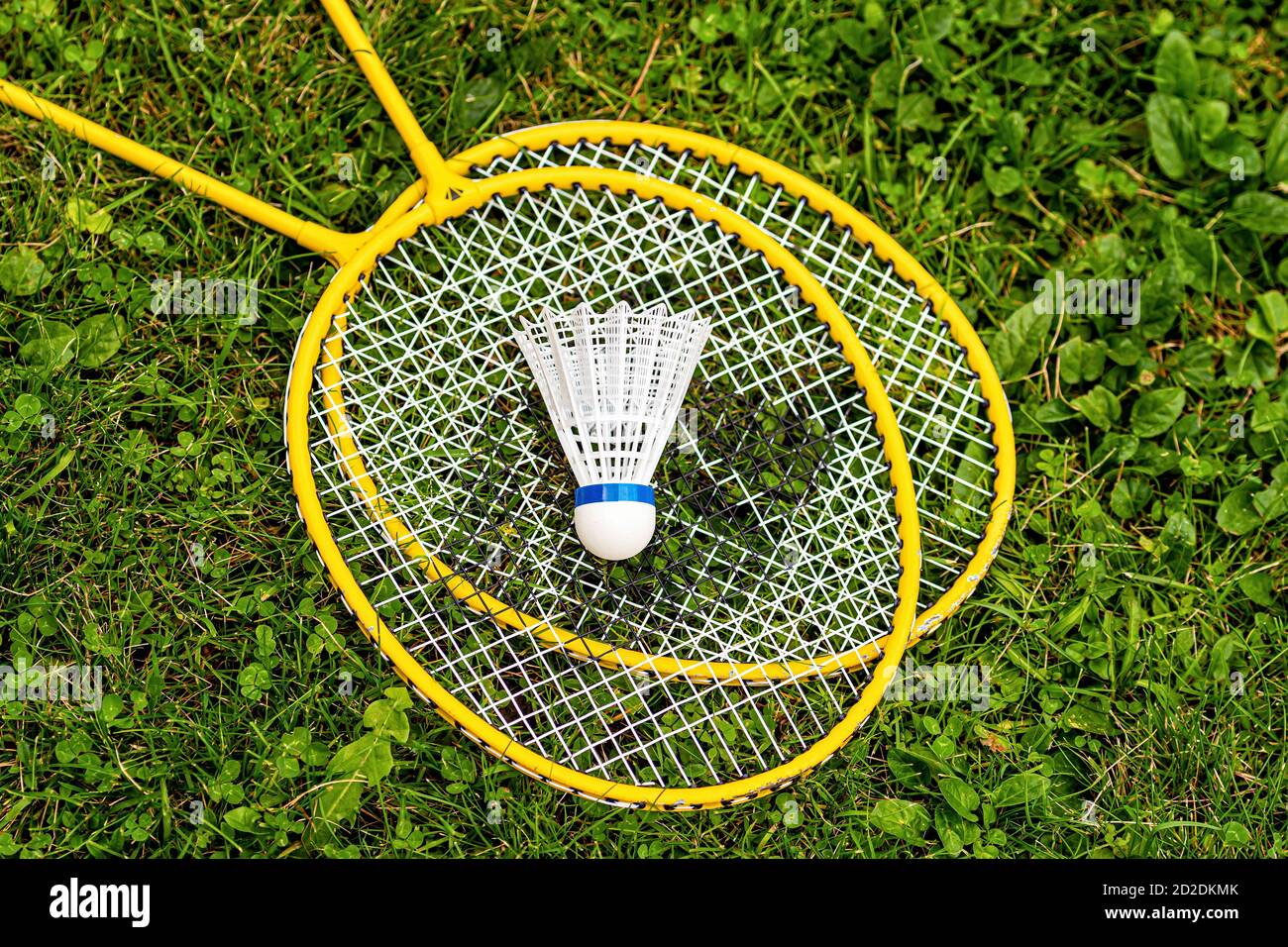 gros plan sur des raquettes de badminton jaunes dans l'herbe verte, vue de dessus Banque D'Images