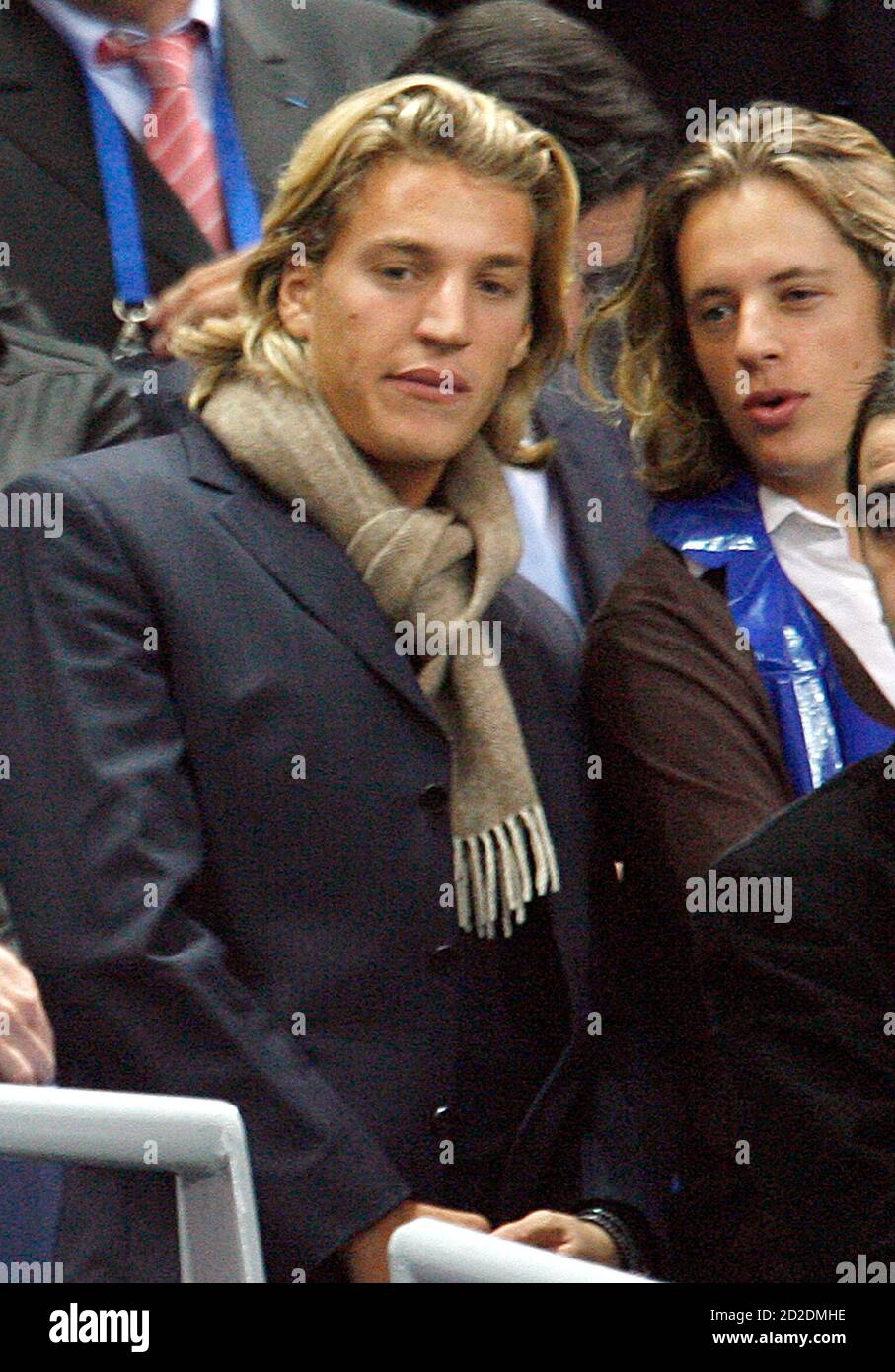 Jean Sarkozy, fils du premier mariage du président français Nicolas Sarkozy,  assiste à la cérémonie d'ouverture de la coupe du monde de rugby 2007 avant  le match entre la France et l'Argentine