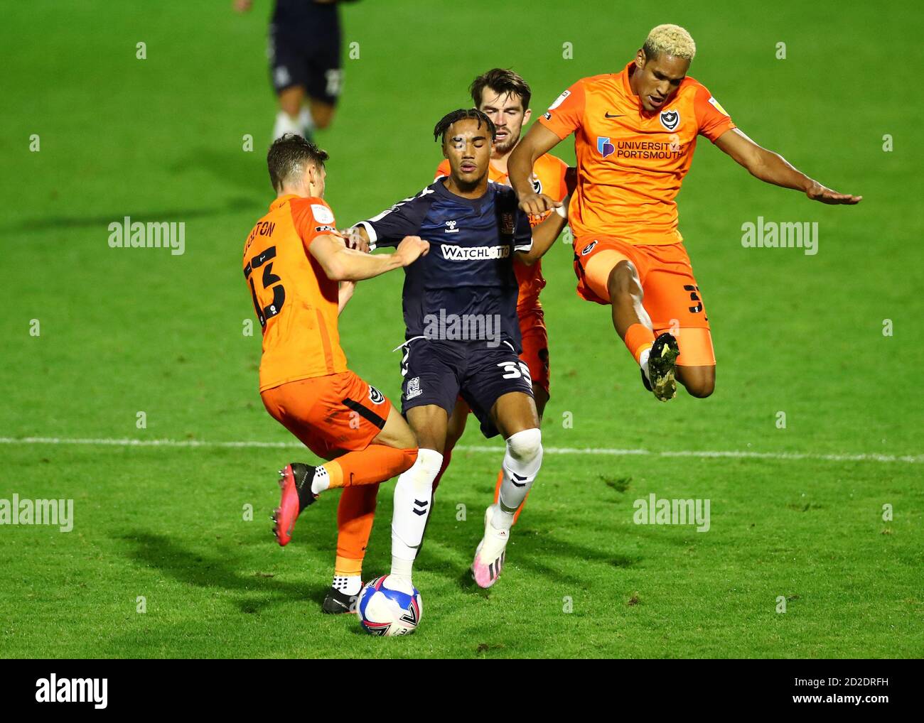 SOUTHEND ON SEA, ANGLETERRE. 06E OCT 2020 Kenny Coker de Southend United lutte pour possession avec James Bolton de Portsmouth lors du match de Trophée EFL entre Southend United et Portsmouth à Roots Hall, Southend, le mardi 6 octobre 2020. (Crédit : Jacques Feeney | MI News) Banque D'Images