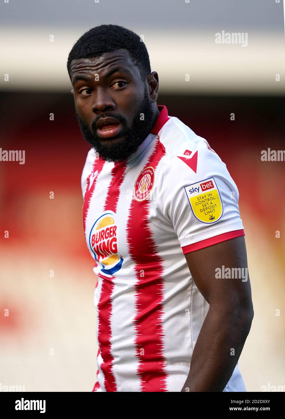 Femi Akinwande de Stevenage lors du match de Trophée de l'EFL au stade Lamex, Stevenage. Banque D'Images