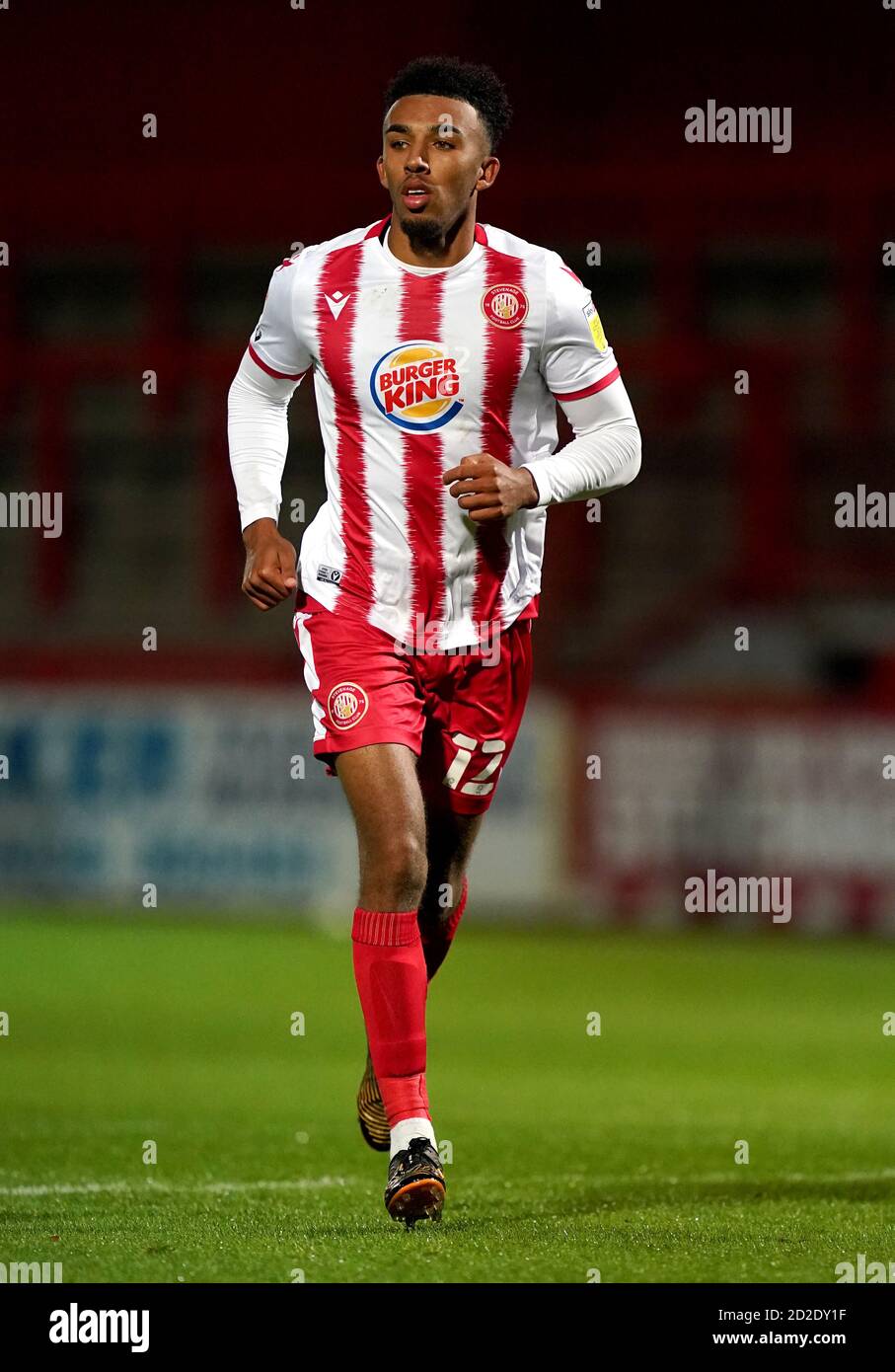 Remeao Hutton de Stevenage pendant le match de Trophée de l'EFL au stade Lamex, Stevenage. Banque D'Images