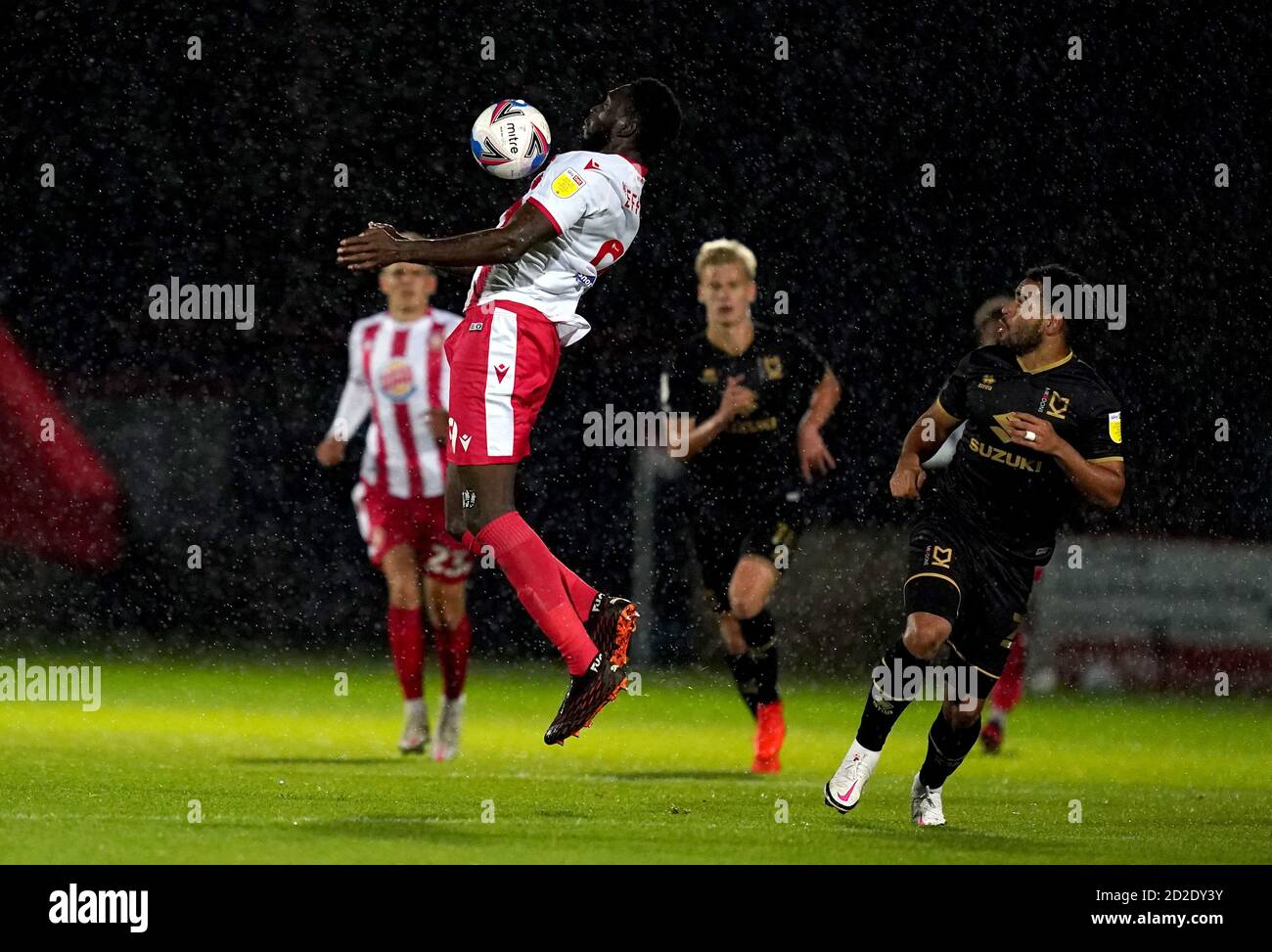 Inih Effiong de Stevenage lors du match de Trophée de l'EFL au stade Lamex, Stevenage. Banque D'Images