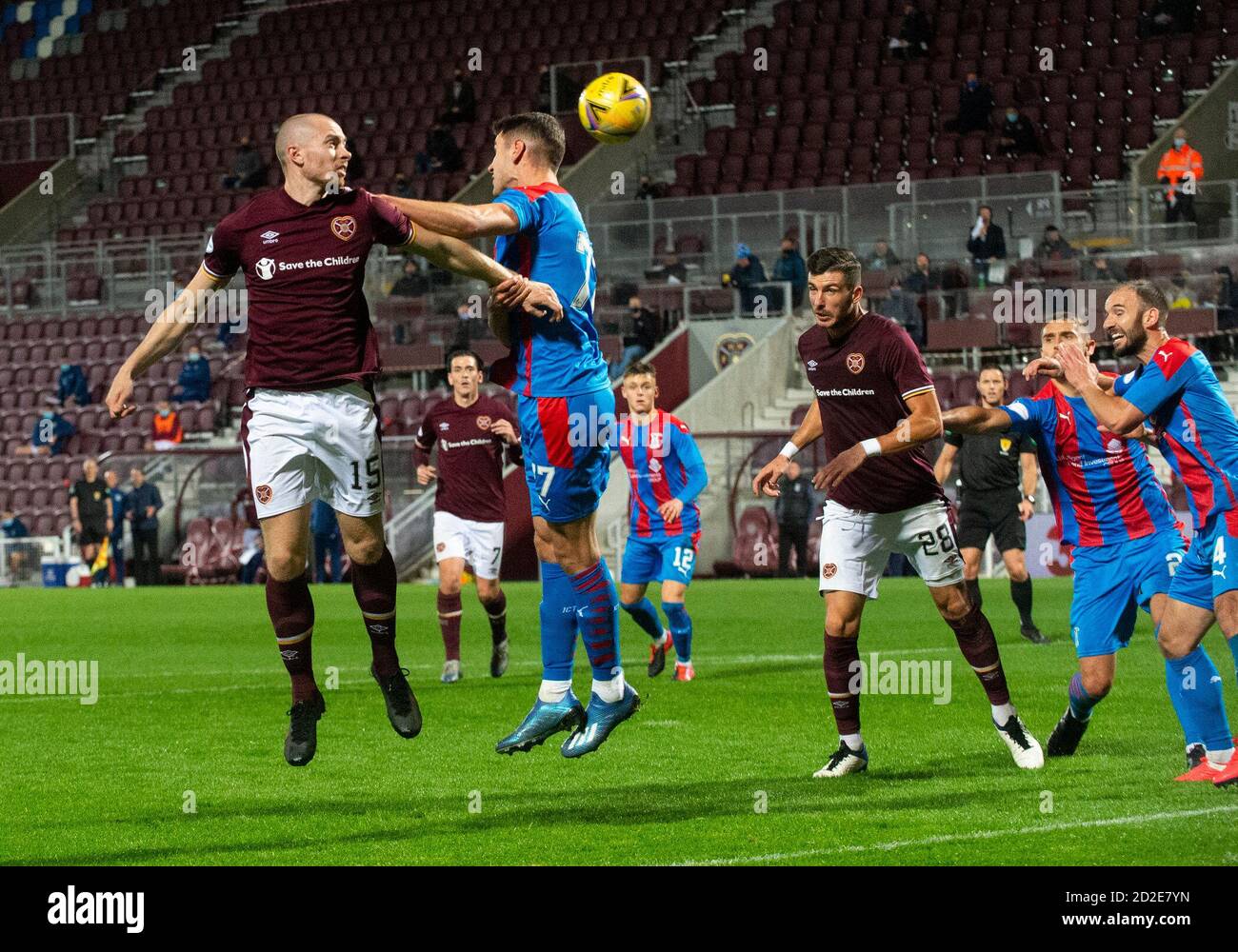 Betfred Cup - coeur de Midlothian et Inverness Caledonian Thistle,. Tynecastle Park, Édimbourg, Midlothian, Royaume-Uni. 06/10/2020. Les cœurs accueillent le Thistle Caledonian d'Inverness lors de la coupe Betfred au parc Tynecastle, à Édimbourg. La photo montre: L'avant de coeur, Craig Wighton, vient de près avec un en-tête. Crédit : Ian Jacobs Banque D'Images