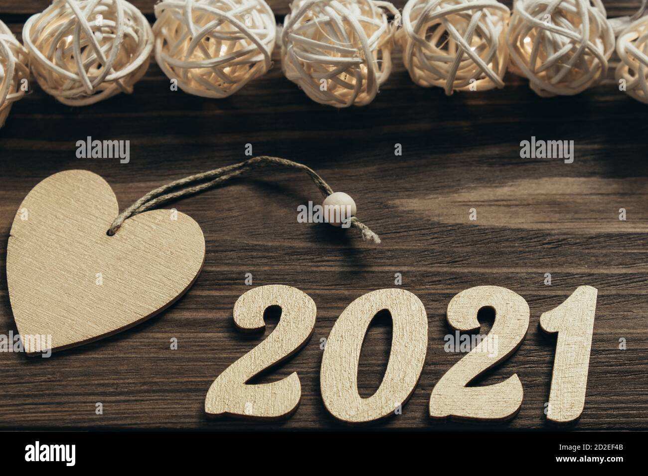 Nouvelle année 2021. Numéros dorés, décorations et guirlande lumineuse sur une table en bois sombre. Joyeux Noël et Bonne Année. Vue de dessus. Gros plan. Banque D'Images