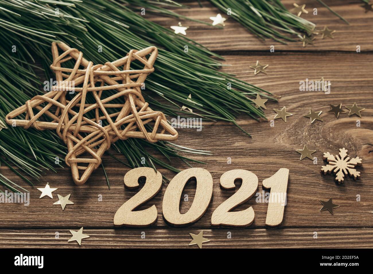 Branches de sapin, nombres dorés, décorations et confetti sur fond de bois. Nouvelle année 2021. Joyeux Noël et nouvel an. Gros plan. Copier l'espace. Banque D'Images