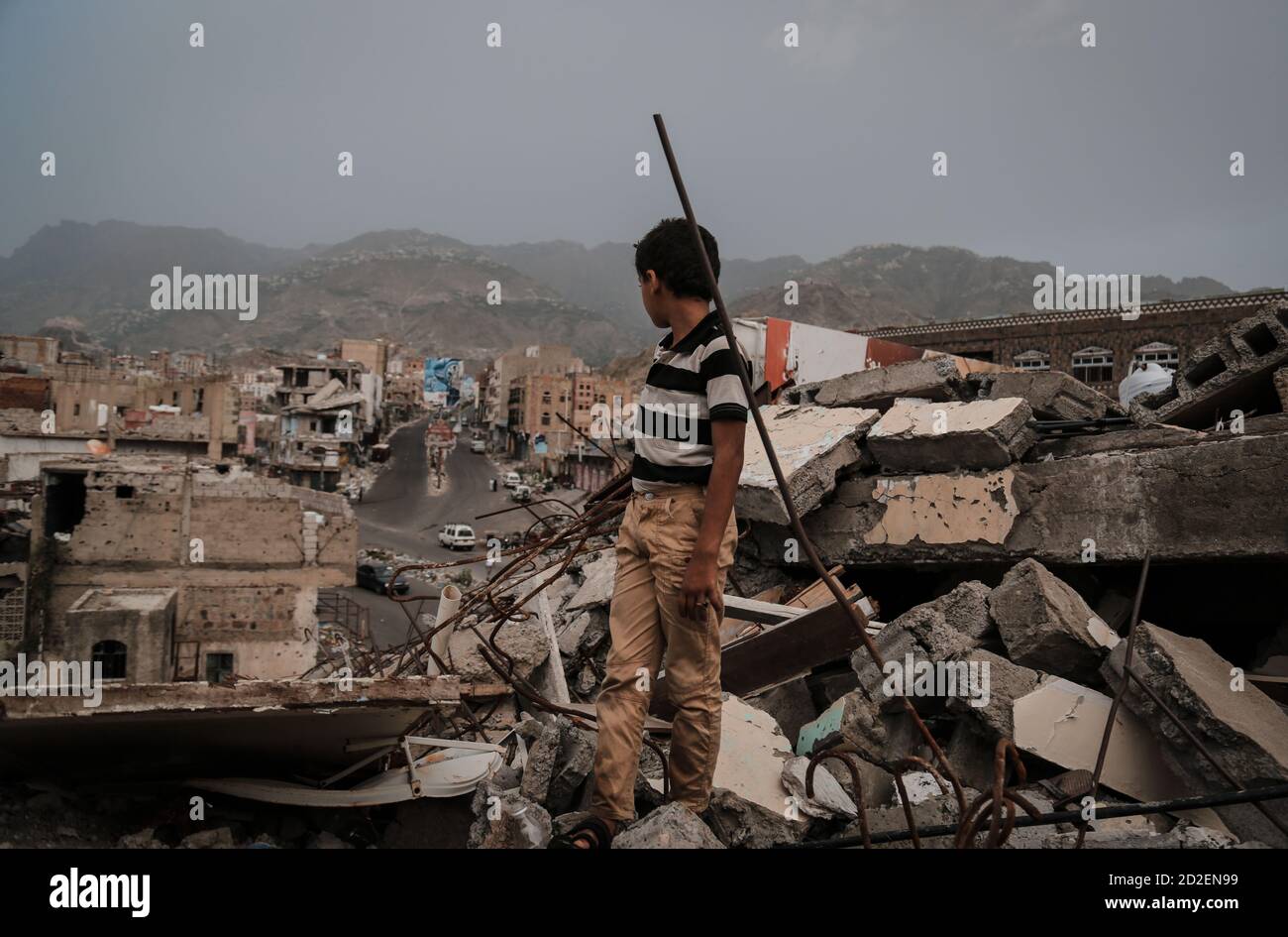 Taiz / Yémen - 13 avril 2017 : Yéménite devant des maisons détruites par la guerre et des combats violents dans la ville de Taiz, Yémen Banque D'Images