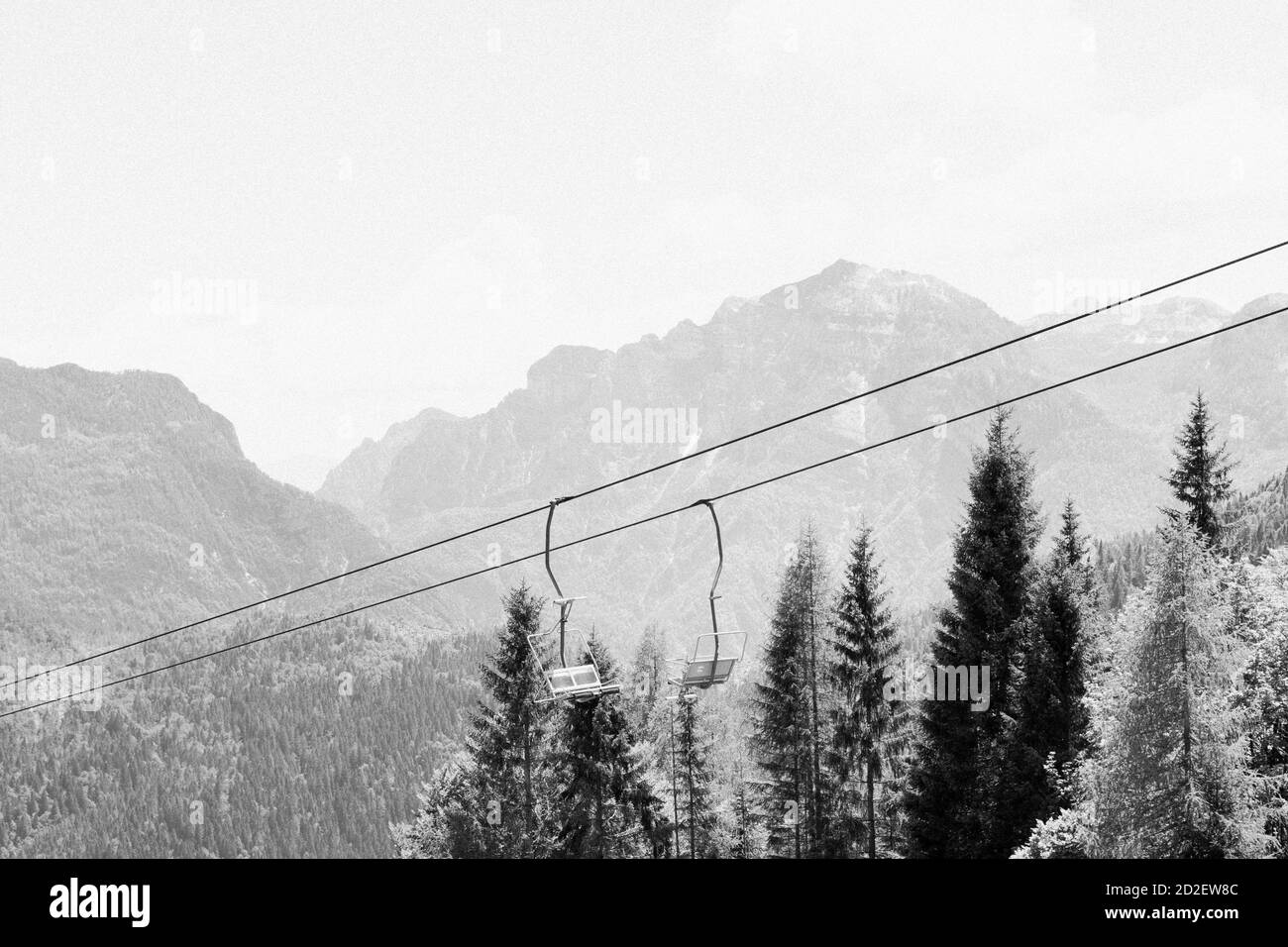 Télésiège abandonné menant à un pavillon de montagne dans les Alpes italiennes, les Dolomites, près d'Agordo, Belluno Banque D'Images