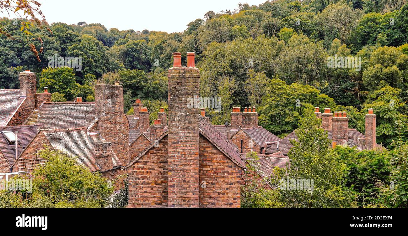 Toits et cheminées d'anciens chalets industriels à Ironbridge, Royaume-Uni Banque D'Images