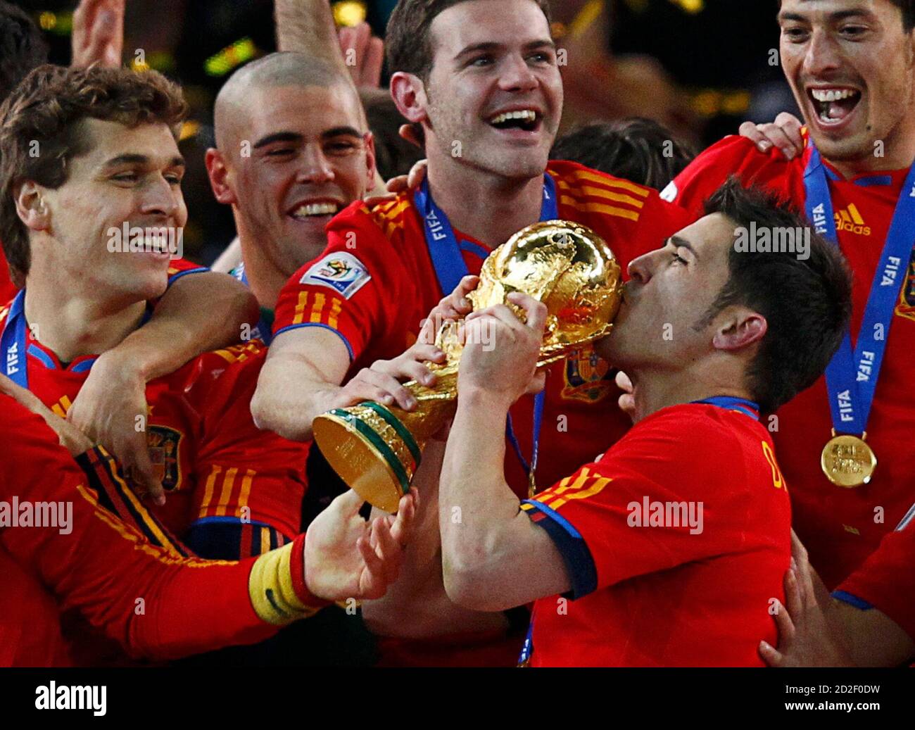 David Villa d'Espagne embrasse le trophée de la coupe du monde après le  match de football final de la coupe du monde 2010 entre les pays-Bas et l' Espagne au stade de Soccer
