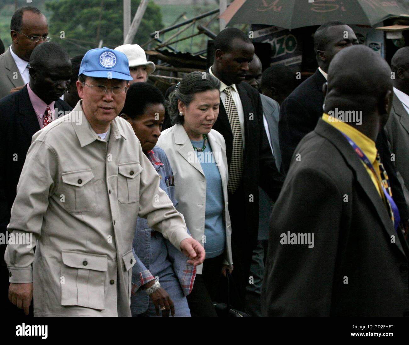 Le nouveau Secrétaire général de l'ONU, Ban Ki-Moon (L), la Directrice exécutive du Programme des établissements humains de l'ONU, Anna Tibaijuka (2e L) et l'épouse de Ban Yoo Soon-taek (3e L) marchent lors d'une visite à Kibera Slum, qui compte plus de 800,000 personnes, dans la capitale du Kenya, Nairobi, le 30 janvier 2007. REUTERS/Thomas Mukoya (KENYA) Banque D'Images