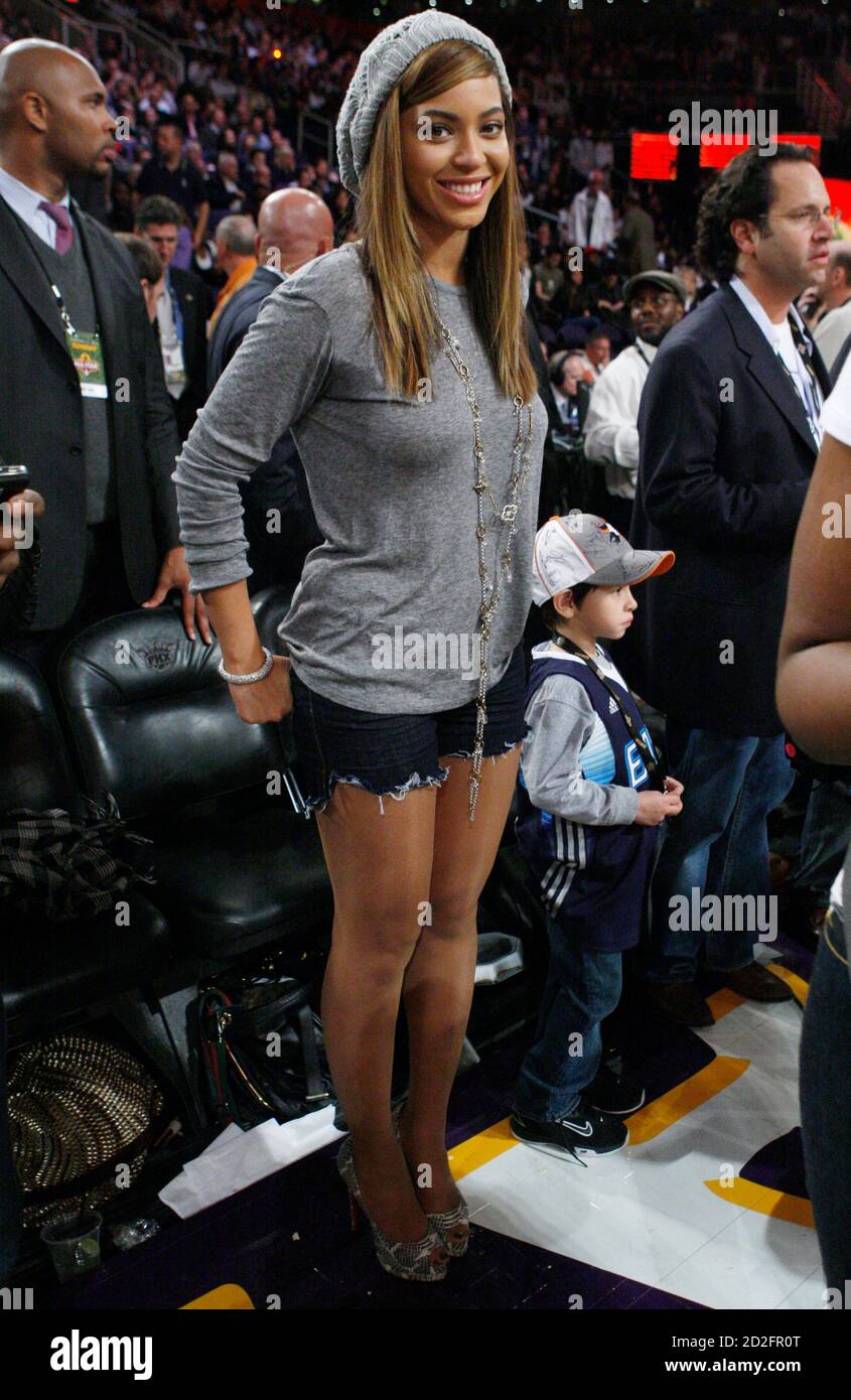 Singer Beyonce regarde à mi-temps au match de basket-ball NBA All-Star à  Phoenix, Arizona, le 15 février 2009. REUTERS/Lucy Nicholson (ÉTATS-UNIS  Photo Stock - Alamy