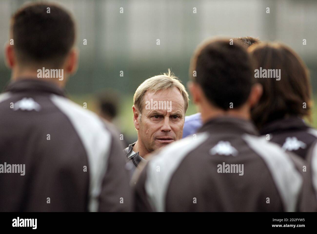 German Juergen Roeber, the new coach of Partizan Belgrade, talks to his  players during a training session in Belgrade October 6, 2005. Former Hertha  Berlin and VFB Stuttgart coach, Roeber was appointed