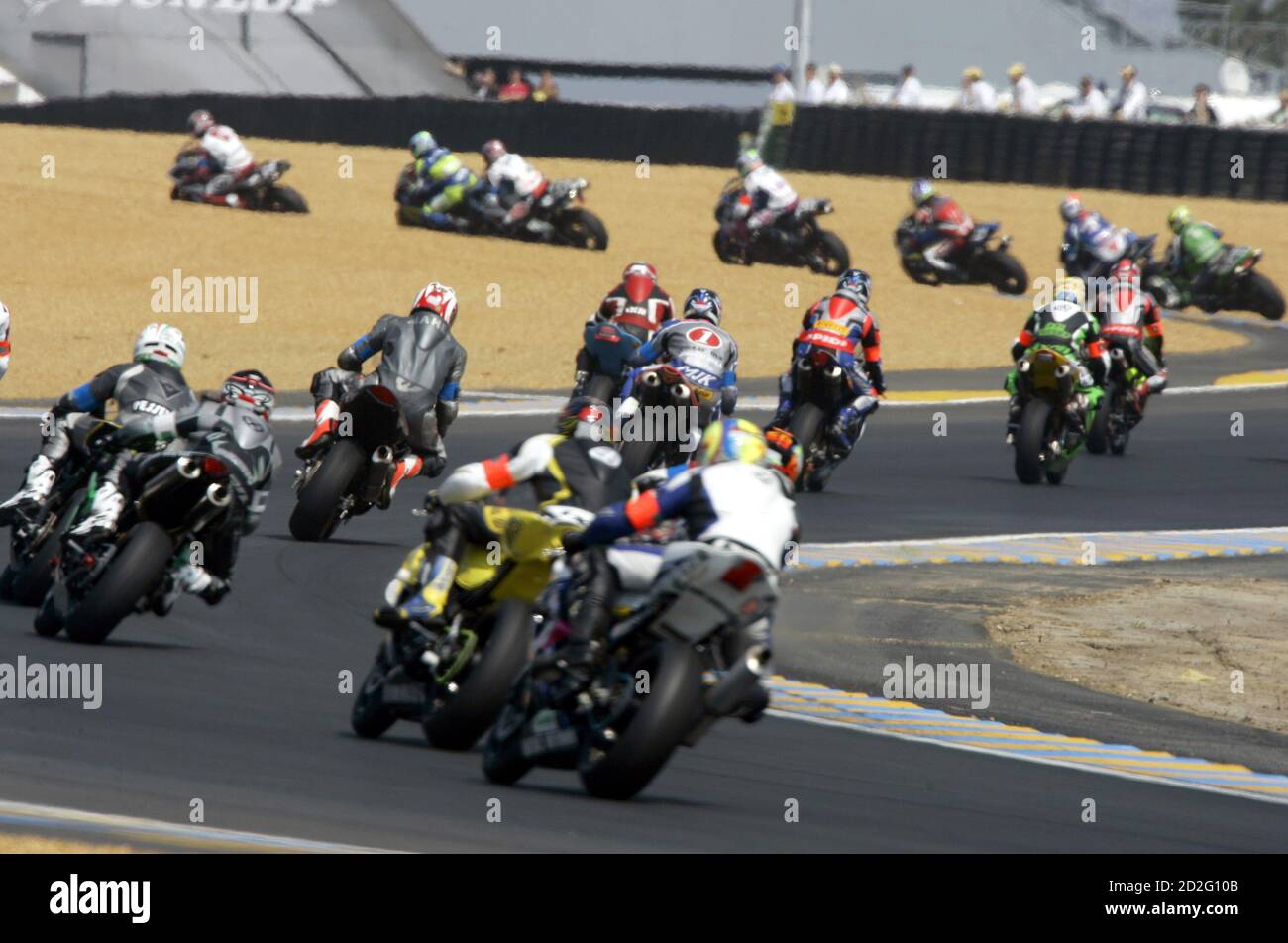 Les motos négocient les premiers virages de la 29e course de 24 heures de  moto le Mans au Mans, ouest de la France le 22 avril 2006. REUTERS/Daniel  Joubert Photo Stock - Alamy