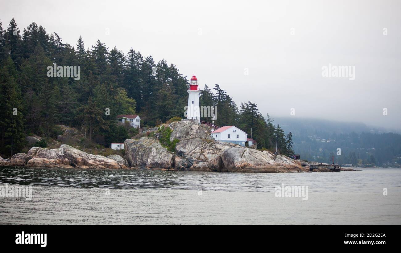 Vue sur le parc historique de Lighthouse point à West Vancouver, au large de point Atkinson, Colombie-Britannique, Canada. Pris de l'eau. Banque D'Images