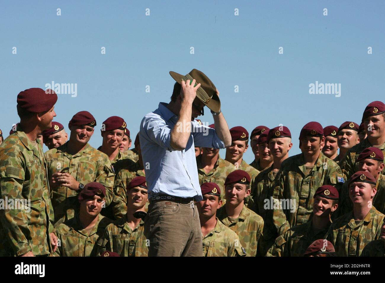 Le prince William de Grande-Bretagne essaie un chapeau de slaouch militaire  australien lors d'une visite à la caserne de l'armée Holsworthy, au  sud-ouest de Sydney, le 20 janvier 2010. Le Prince William