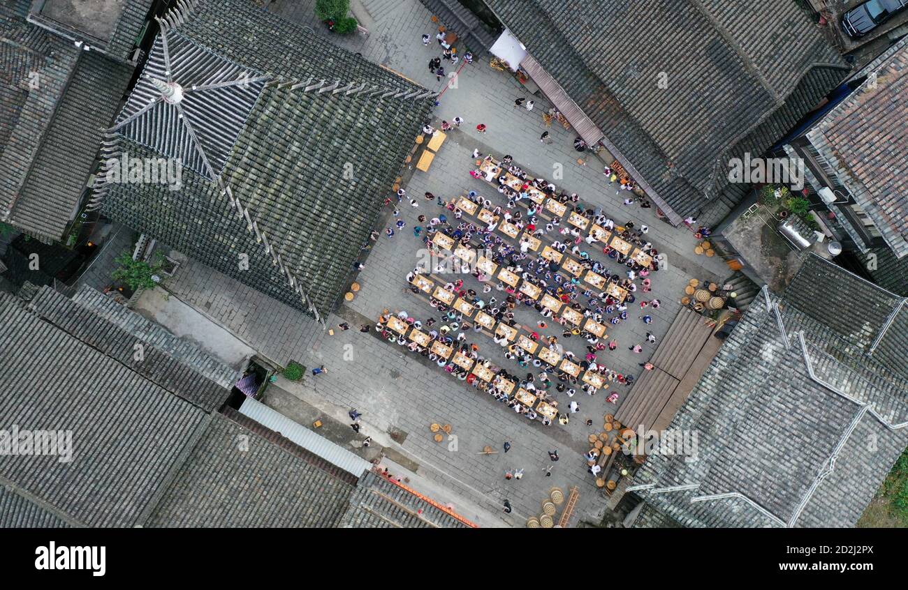 Pékin, Chine. 2 octobre 2020. La photo aérienne prise le 2 octobre 2020 montre aux touristes un repas dans une zone pittoresque du comté autonome de Sanjiang Dong, dans la ville de Liuzhou, dans la région autonome de Guangxi Zhuang, au sud de la Chine. Depuis la mise en service du chemin de fer à grande vitesse Guiyang-Guangzhou en 2014, Sanjiang a fait tout son possible pour stimuler l'économie par le tourisme. Credit: Gong Pukang/Xinhua/Alay Live News Banque D'Images