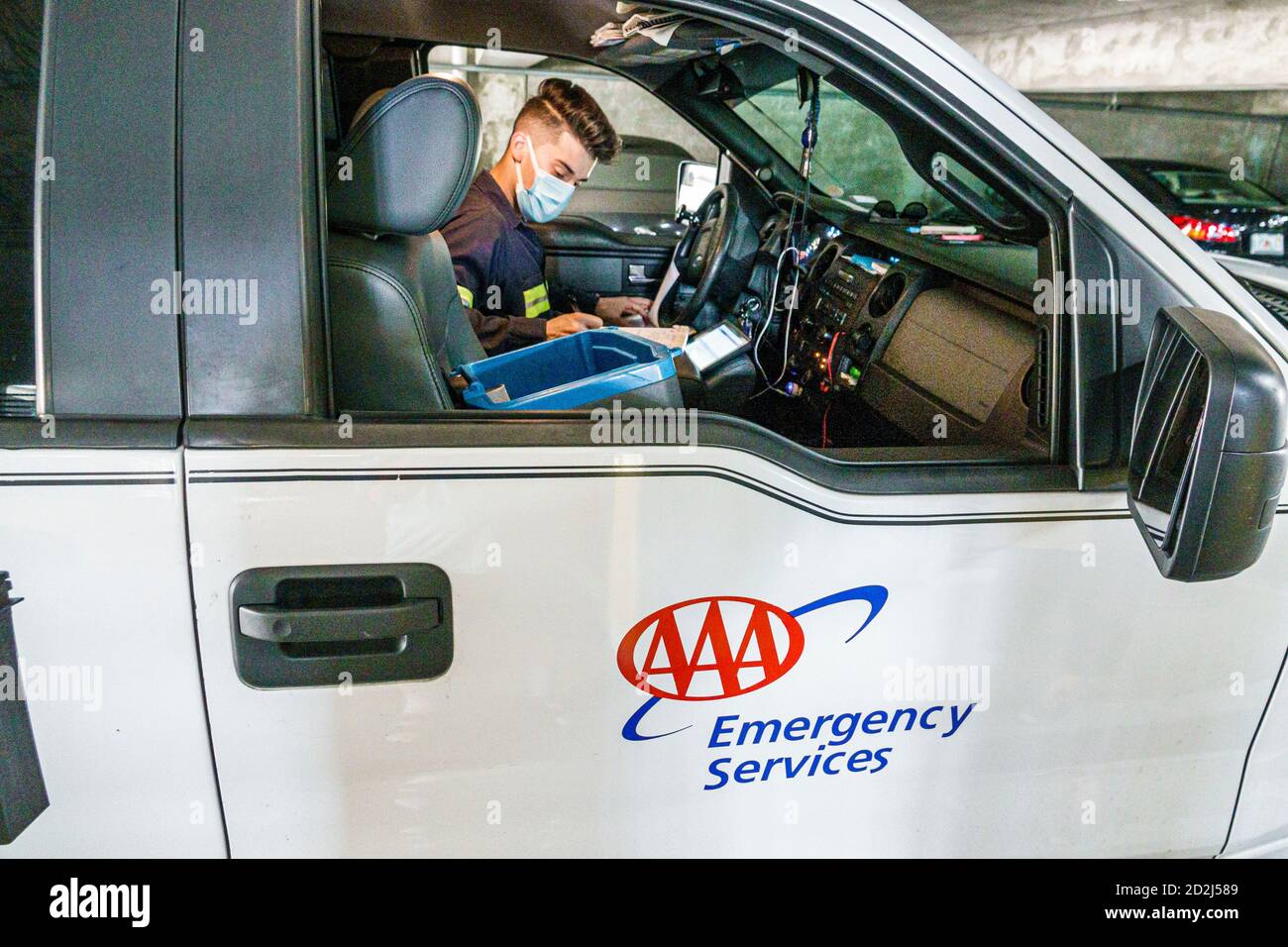 Miami Beach Florida,AAA American automobile Association Emergency Services,Hispanic Latin Latino ethniquement immigrants minorités,homme,Covid-19 co Banque D'Images