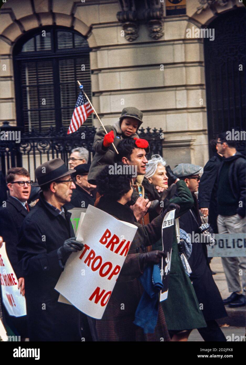 Marche de protestation contre la guerre sur la Cinquième Avenue à New York le 26 mars 1966. Banque D'Images