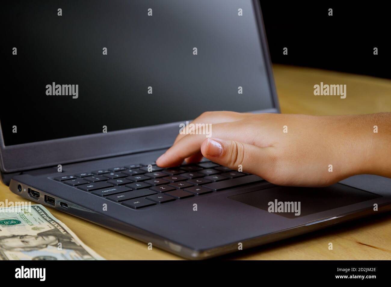 Femme mains dactylographiant ordinateur portable avec achats en ligne, paiement cyber lundi vente technologie d'affaires Banque D'Images