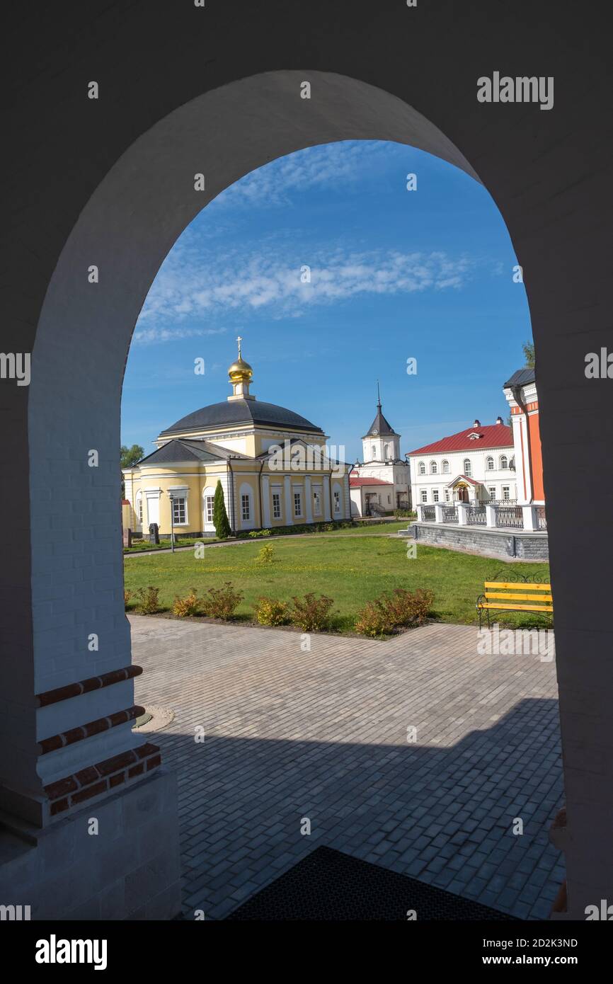 Vue depuis le porche de la cathédrale Saint-Sergius de Radonezh dans le monastère Trinity-Sergius Varnitsky, Rostov Veliky, région de Yaroslavl, Russie. Banque D'Images