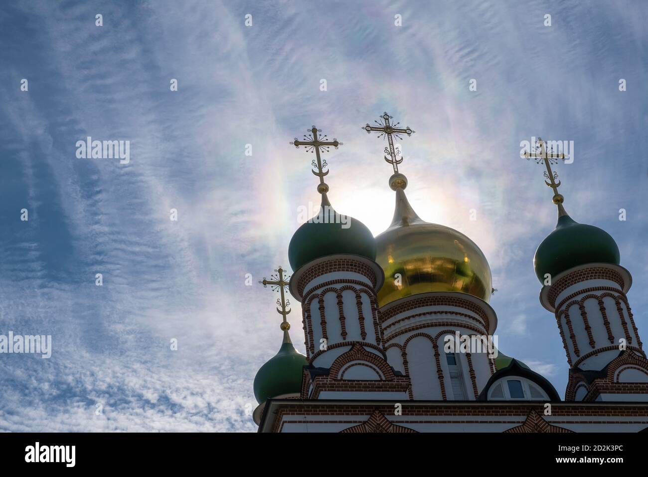 Dômes de la cathédrale Saint-Sergius de Radonezh sur fond de soleil dans le monastère Trinity-Sergius Varnitsky, Rostov Veliky, Yarosla Banque D'Images