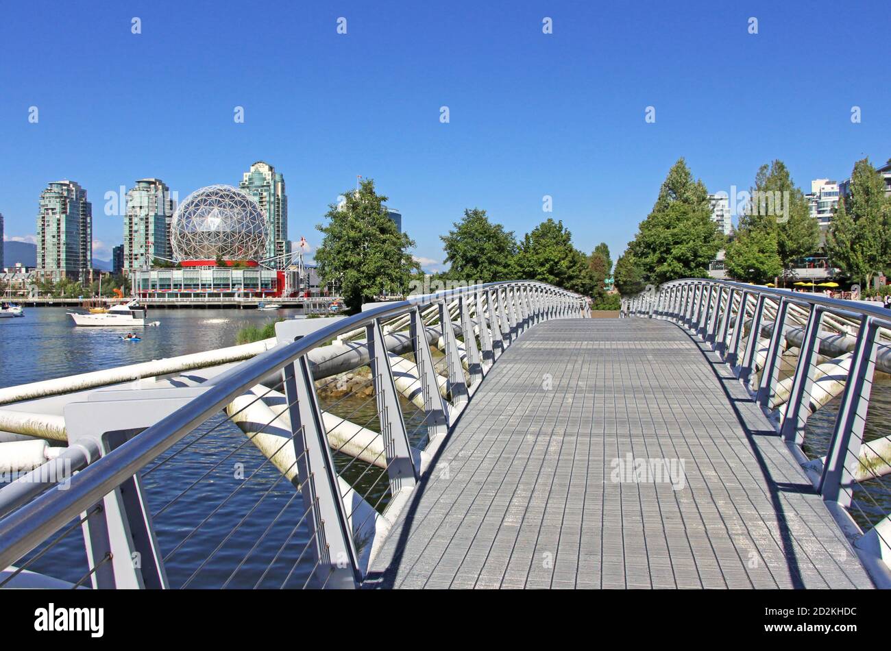 Pont de canoë du village olympique à Vancouver, en Colombie-Britannique. Main Street Science World Dome en arrière-plan. Banque D'Images