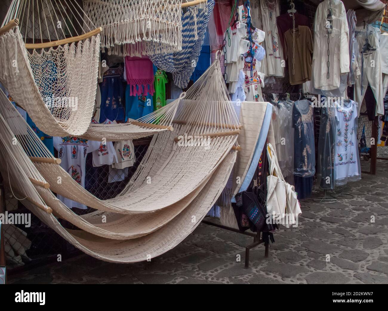 Hamacs et vêtements en vente à Tepoztlan, Morelos, Mexique Banque D'Images