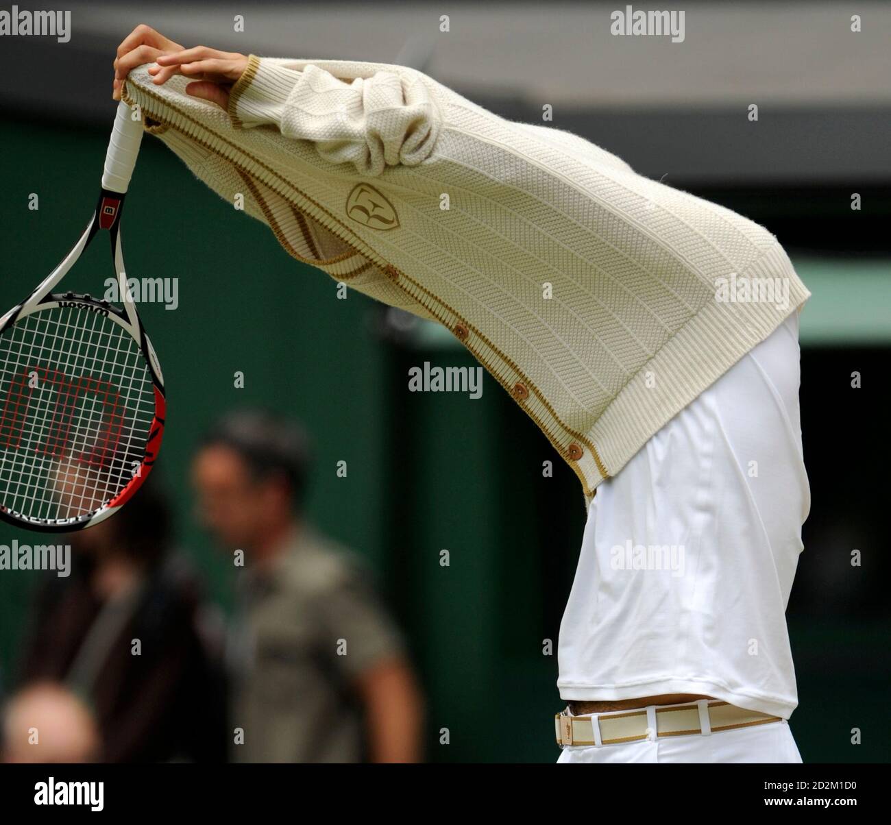 Roger Federer de Suisse retire son gilet avant son match contre Marc  Gicquel de France aux championnats de tennis de Wimbledon à Londres le 27  juin 2008. REUTERS/Toby Melville (GRANDE-BRETAGNE Photo Stock -