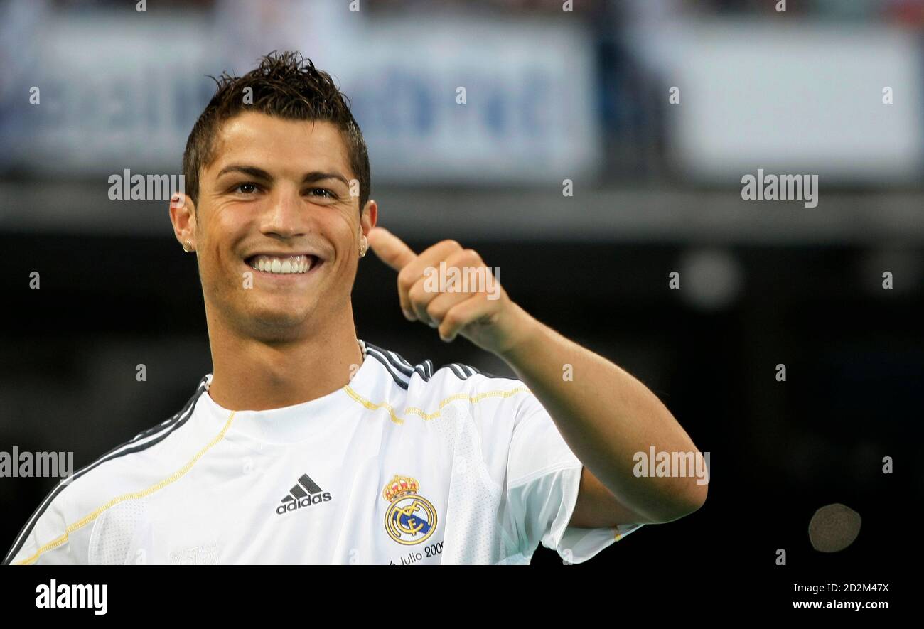 Real Madrid's new Portuguese soccer player Cristiano Ronaldo smiles during  his presentation ceremony at Santiago Bernabeu stadium in Madrid, July 6,  2009. REUTERS/Juan Medina (SPAIN SPORT SOCCER Photo Stock - Alamy