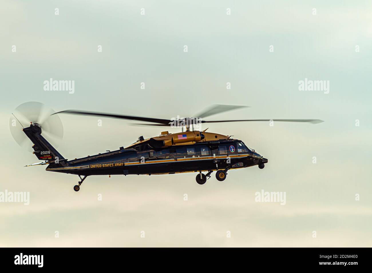 Washington DC, États-Unis 10/03/2020: Un hélicoptère à quatre pales Sikorsky VH-60M Golden TOP Black Hawk (UH-60M amélioré) appartenant à l'armée des États-Unis est en t Banque D'Images