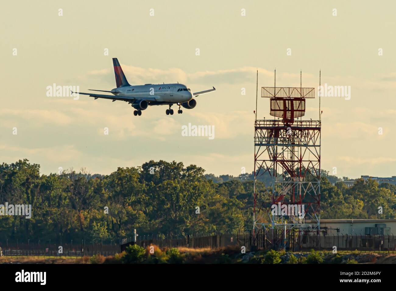 Washington DC, États-Unis 10/03/2020: Un avion Airbus A321 de Delta Airlines débarque à l'aéroport national Ronald Reagan. Il passe Banque D'Images