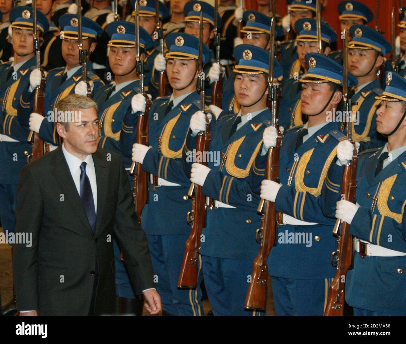 Le Premier ministre portugais en visite, José Socrates, passe en revue la garde d'honneur lors d'une cérémonie d'accueil au Grand Hall du peuple de Beijing, le 31 janvier 2007. REUTERS/Claro Cortes IV (CHINE) Banque D'Images