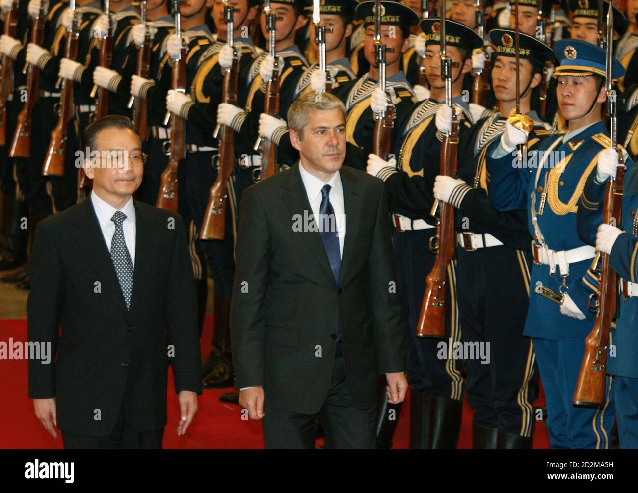 Chinese Prime Minister Wen Jiabao and visiting Portuguese counterpart Jose Socrates review the honour guard during a welcoming ceremony at the Great Hall of the People in Beijing, January 31, 2007. REUTERS/Claro Cortes IV (CHINA) Banque D'Images