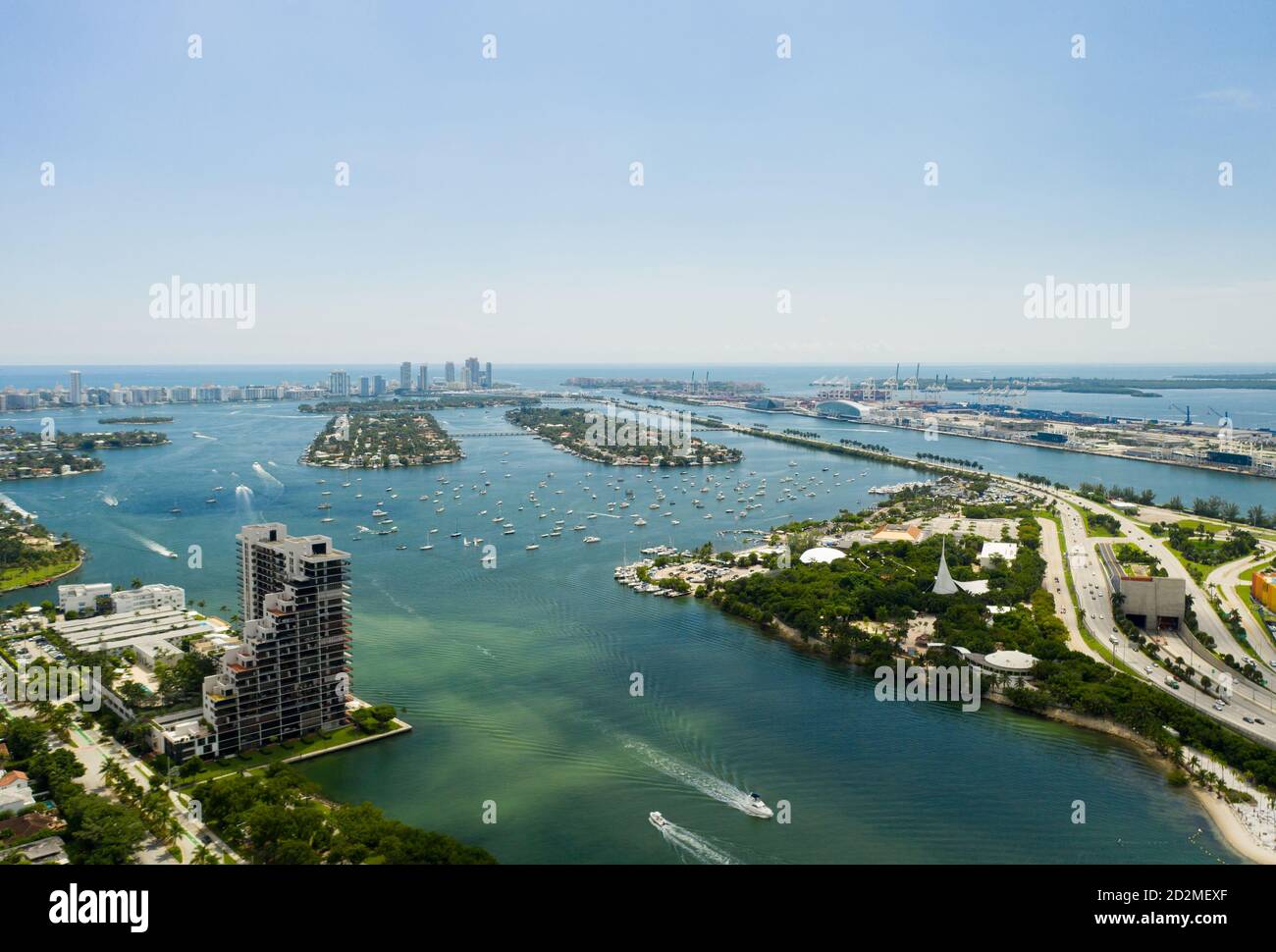 Magnifique scène aérienne îles de Miami Beach et bateaux Banque D'Images