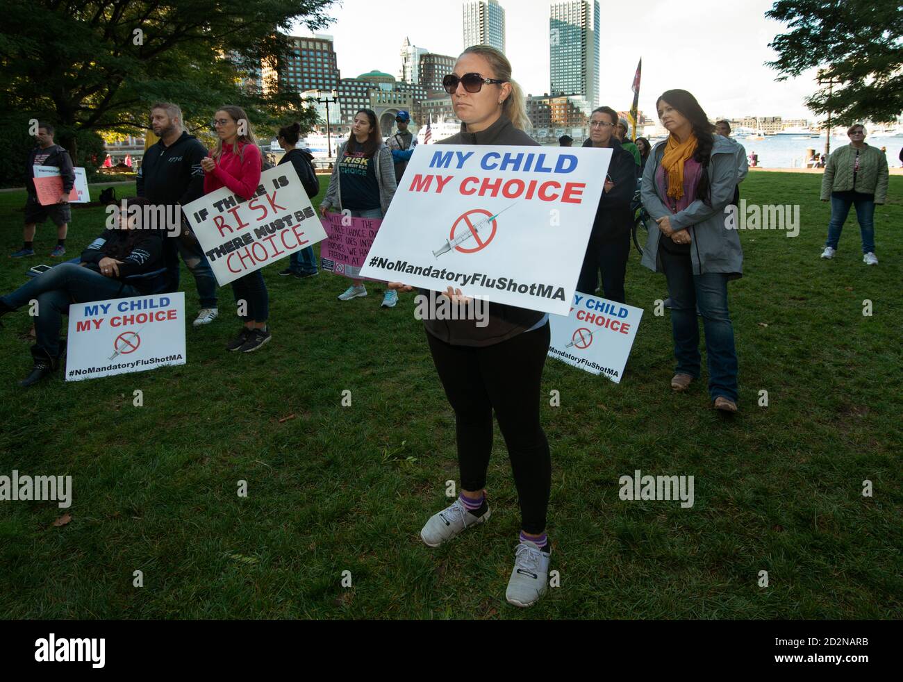 Jusqu'à 100 personnes se sont rassemblées le 5 octobre 2020 à l'extérieur du palais de justice des États-Unis à Boston, ma pour protester contre une loi de l'État du Massachusetts exigeant que tous les enfants fréquentant l'école publique aient été vaccinés contre la grippe. Banque D'Images