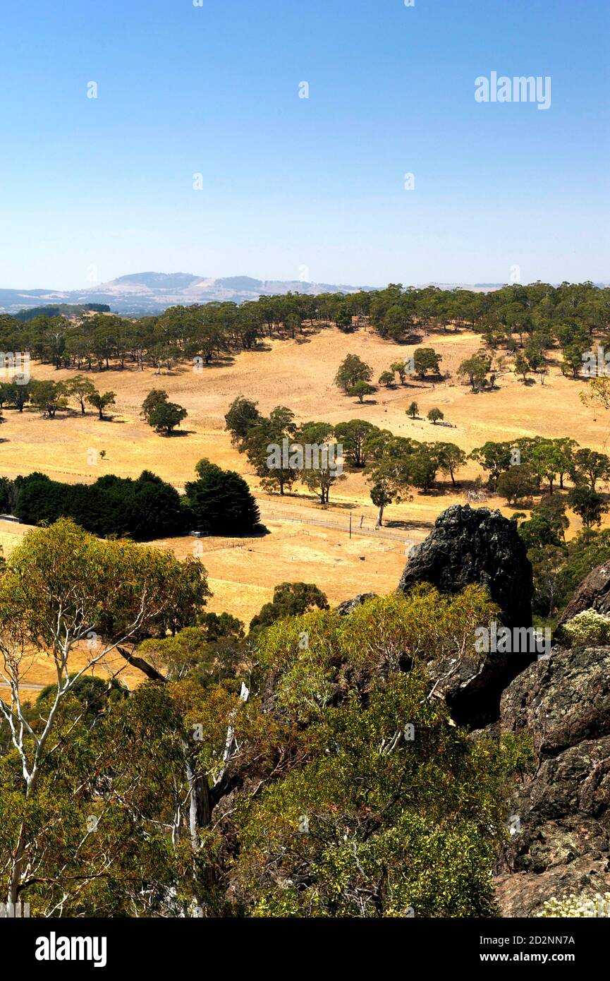 La vue depuis le sommet de Hanging Rock à Victoria, en Australie. La sécheresse de la campagne est claire. Rendu célèbre par le film Picnic à Hanging Rock. Banque D'Images