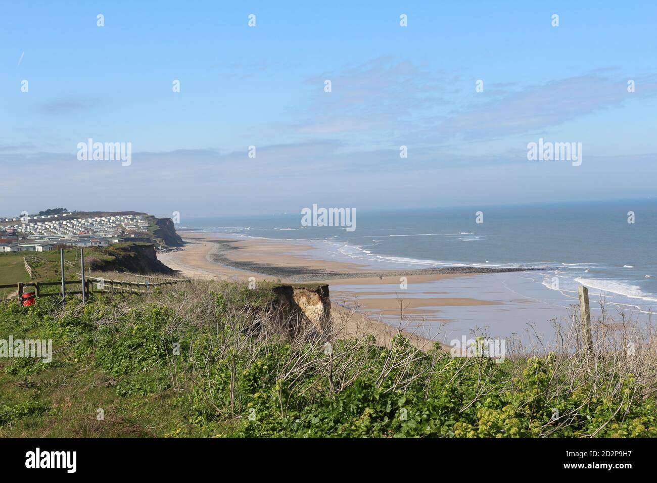 Plage de sable de Cromer dans une journée ensoleillée avec mer calme sur une plage de mer du Nord en Angleterre, Norfolk, Royaume-Uni, paysage marin Banque D'Images