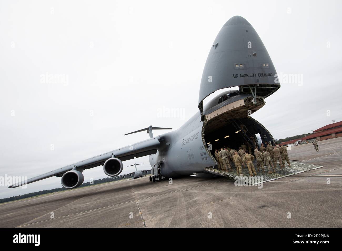 Les soldats de l'armée américaine de la 3e Brigade de l'aviation de combat et de la 3e Brigade de soutien, 3e Division d'infanterie, se rassemblent sur la rampe de chargement d'une Super Galaxy C-5M pour mener une formation conjointe sur la charge aérienne avec les aviateurs des 3e et 9e escadrons de transport aérien, 621e Escadron d'opérations de soutien à la mobilité, 6 octobre, Hunter Army Airfield, Géorgie. Cette formation est essentielle pour s'assurer que les forces conjointes sont prêtes à charger efficacement et en toute sécurité des équipements sur les avions Air Mobility Command, assurant ainsi une mobilité mondiale rapide et une projection de puissance de combat. (É.-U. Photo de l'armée par le Sgt. Andrew McNeil 3e Brigade de l'aviation de combat, 3 Banque D'Images