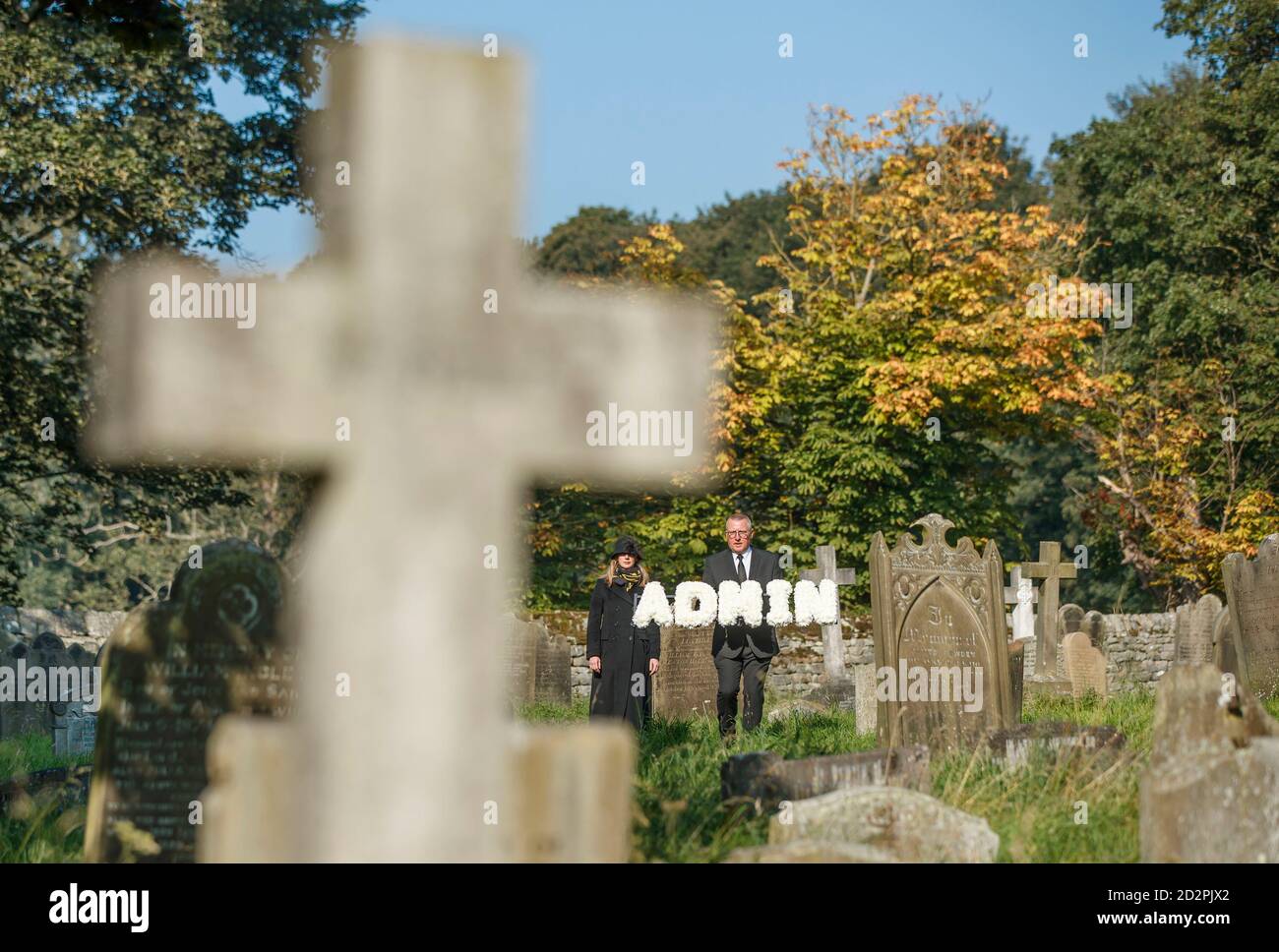 Les directeurs funéraires Tim Twigger et Sarah Jones des funérailles Full Circle, avec un hommage floral qui se lit « Admin » à l'église Weston d'Otley, dans le West Yorkshire, alors que les militants appellent le gouvernement à introduire une nouvelle norme de deuil pour simplifier l'administration de fin de vie requise après la perte d'un parent. Banque D'Images