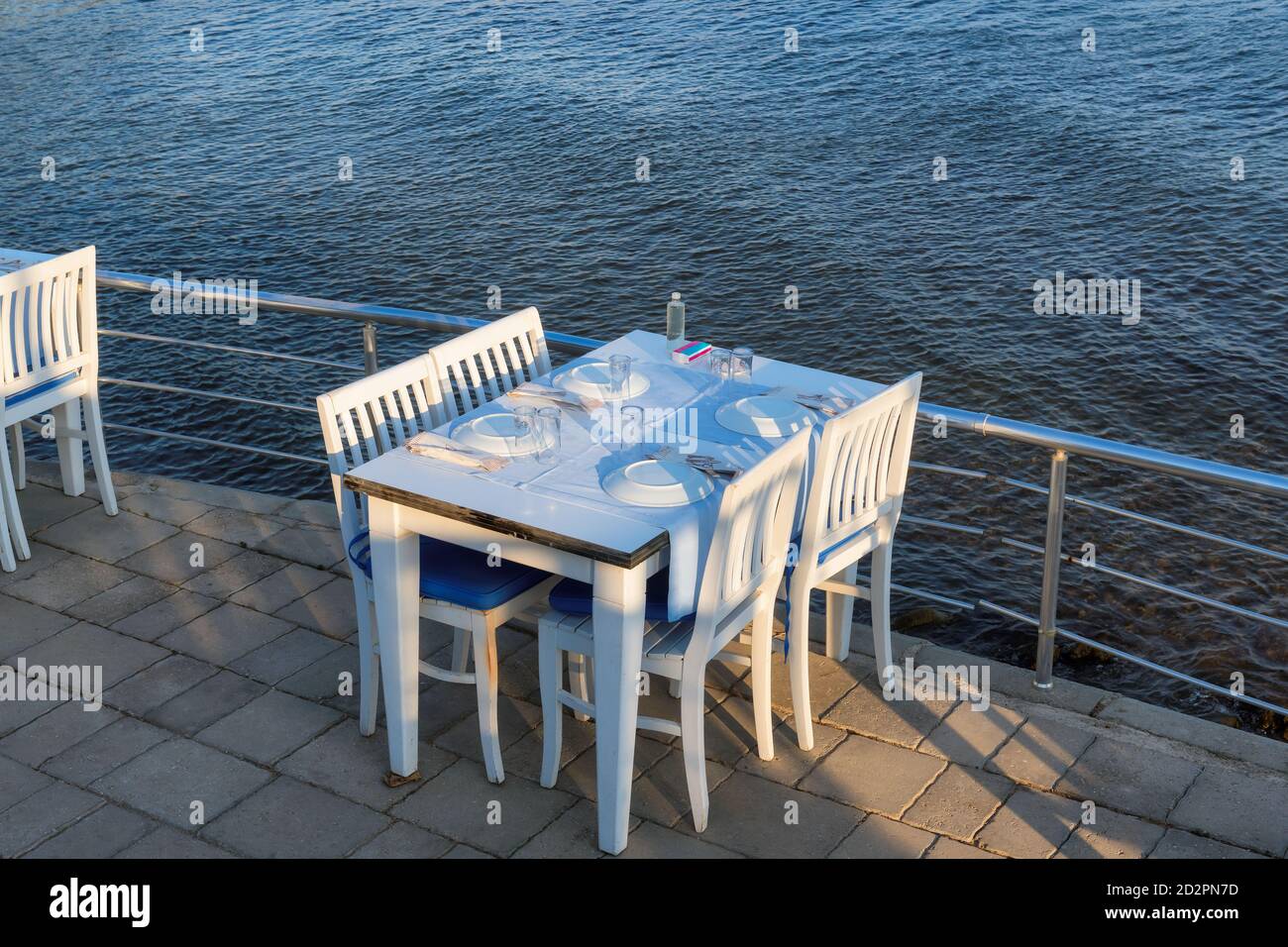 Restaurant de plage avec vue sur la mer au coucher du soleil sur la plage d'Akyarlar, Bodrum, Turquie. Banque D'Images