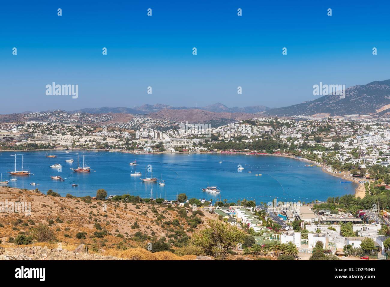 Côte de Bodrum avec voiliers et yachts de luxe dans le port sur la mer Egée à Bodrum, Turquie. Banque D'Images