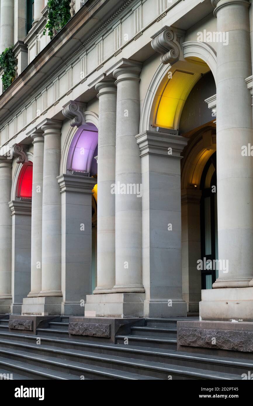 Le bâtiment historique de Melbourne dédié aux objets de la stratégie de groupe est doté de lumières colorées dans des arches. Banque D'Images