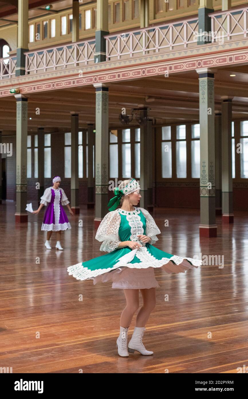 La danseuse du Melbourne Russian Festival se réchauffe et pratique ses virages avant de se mettre sur scène. Banque D'Images