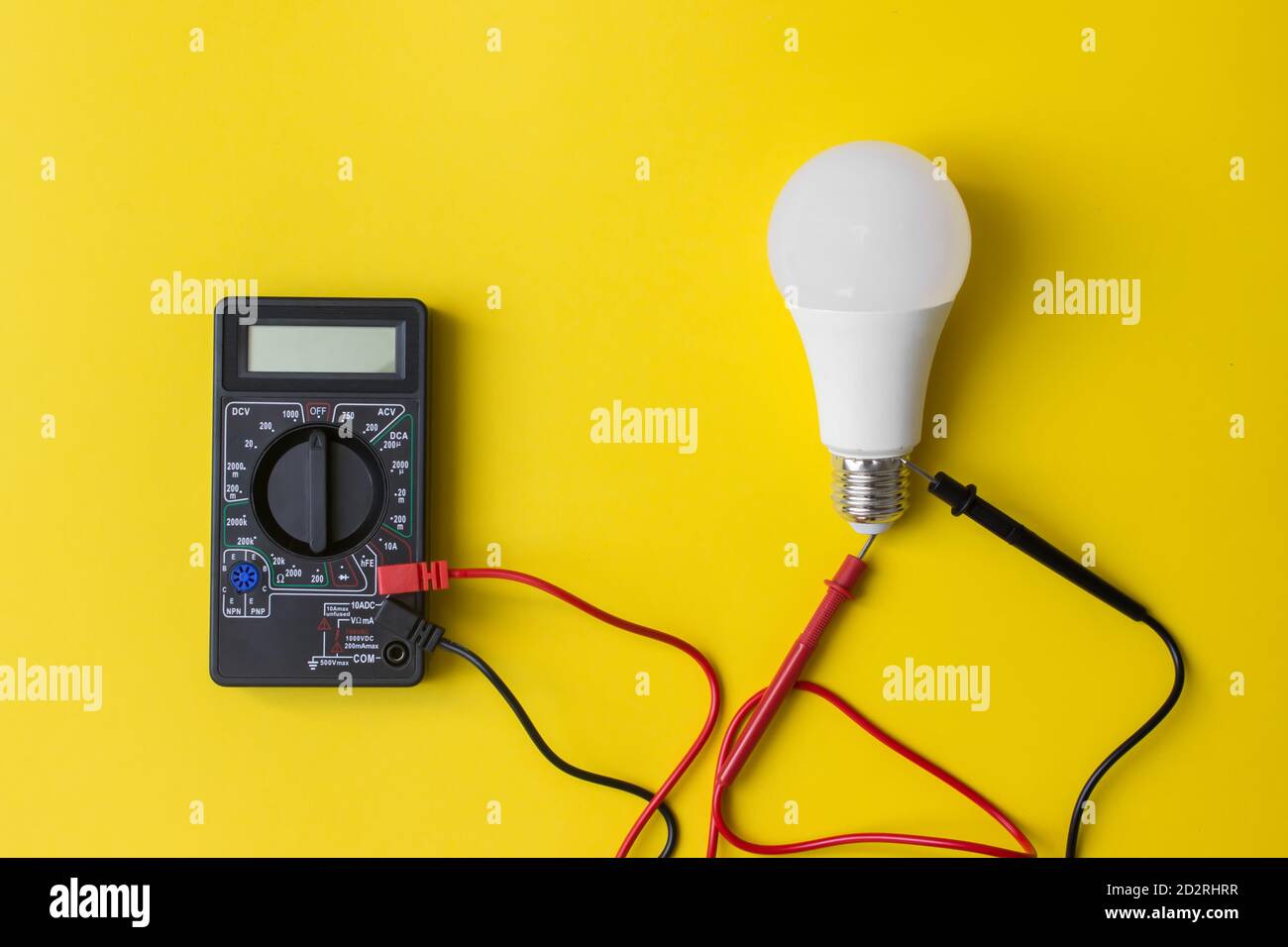 Multimètre numérique jaune l'outil appareil de mesure électronique avec  cordon noir et rouge microc circuit puce led et micro contrôleur isolé sur  Photo Stock - Alamy